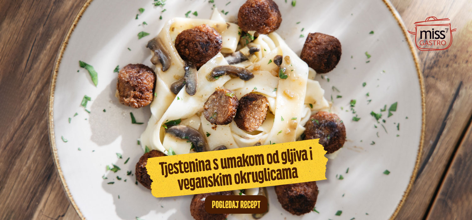 Veganske okruglice u umaku od gljiva s tjesteninom servirane na tanjuru