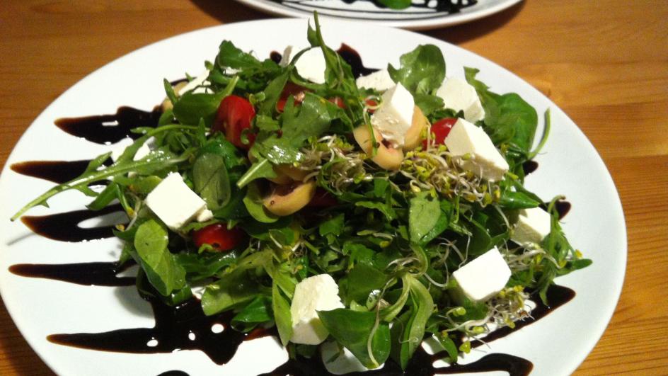 Salata s potočarkom, kruškom i rukolom