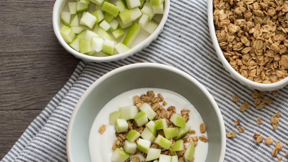 Jogurt s karamelom i jabukama