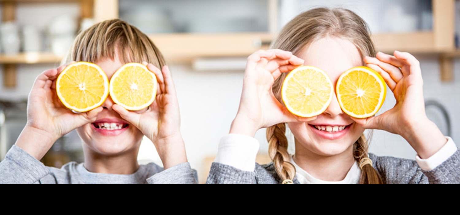 Djeca s komadima naranče kao oči