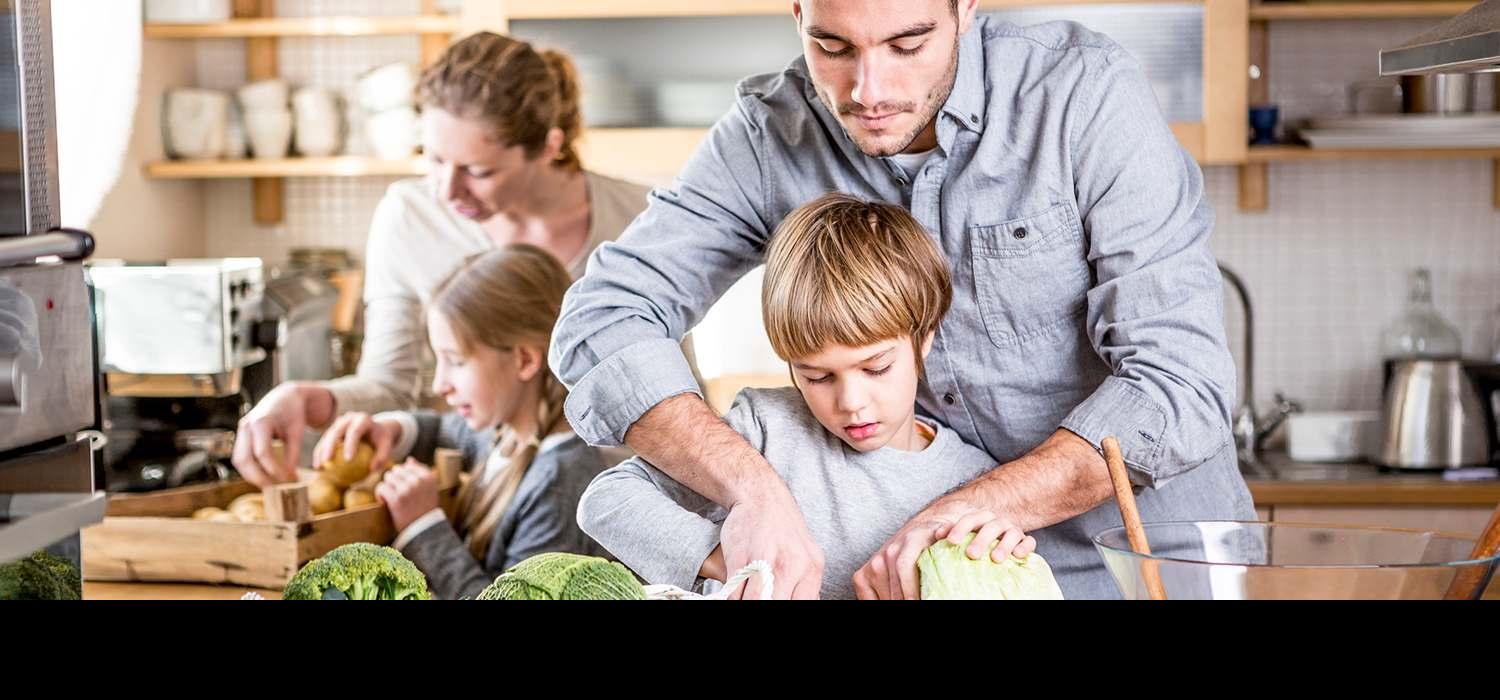 Roditelji kuhaju s djecom