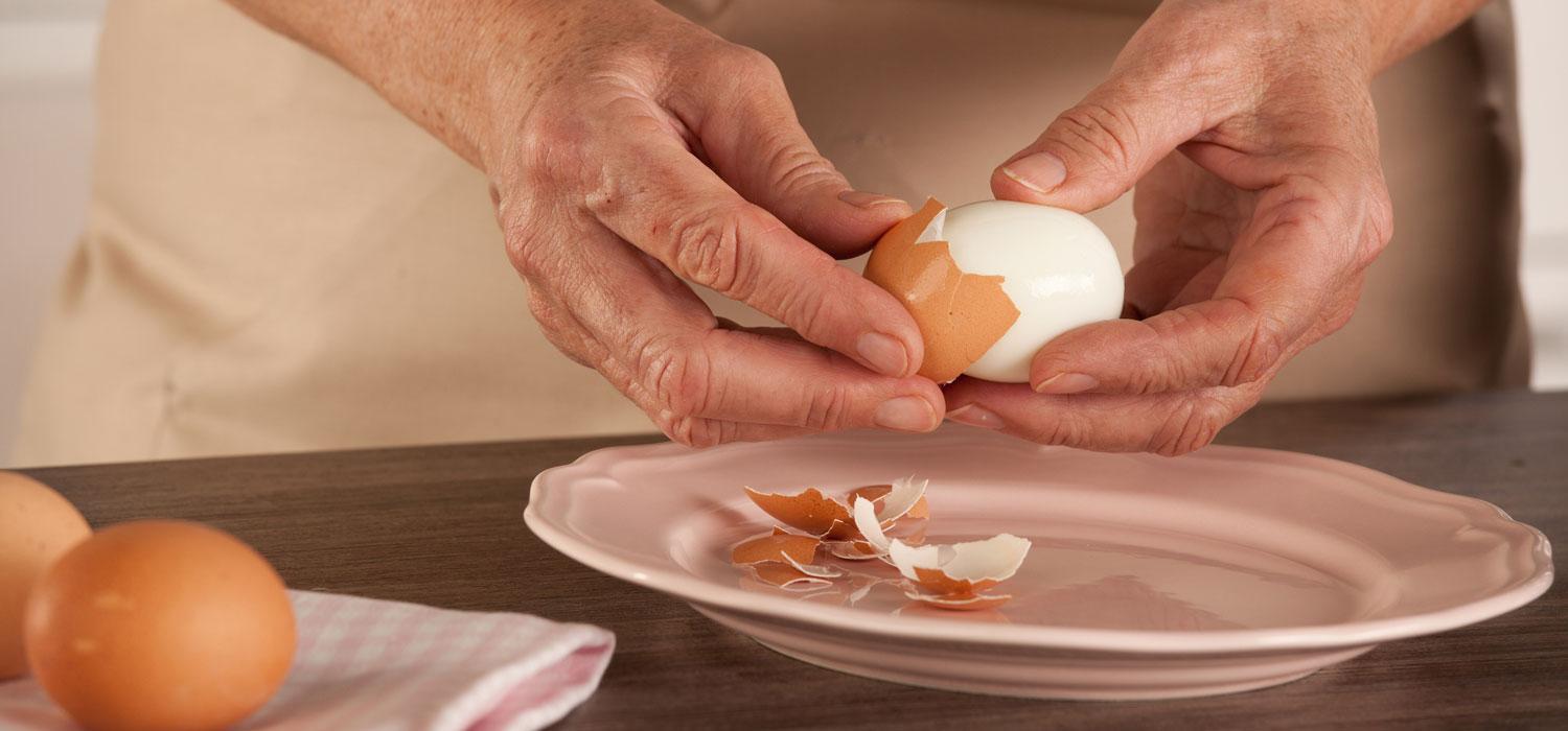 Ruke gule tvrdo kuhano jaje