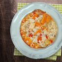 Pikantna pileća juha s paprikama i rižom