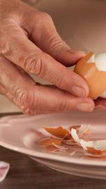 https://www.maggi.hr/sites/default/files/styles/search_result_153_272/public/How-to-peel-a-hard-boiled-egg.jpg?itok=V7bDsE_k