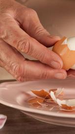 https://www.maggi.hr/sites/default/files/styles/search_result_153_272/public/How-to-peel-a-hard-boiled-egg.jpg?itok=_HNVnuRD