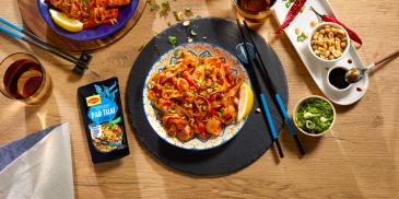 Jednostavna Pad Thai piletina s rižinim rezancima na tajlandski način